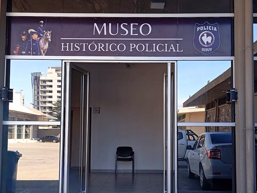 Cartel del Museo Histórico Policial instalado sobre el acceso al edificio