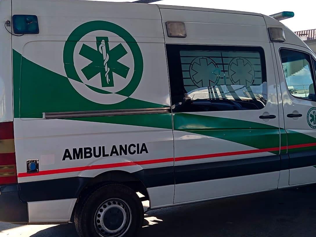 Ambulancia ploteada con vinilo verde y la estrella de la vida sobre el lateral