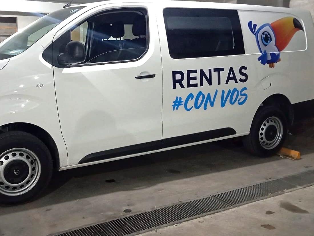 Utilitario blanco ploteado con la gráfica institucional de Rentas Jujuy